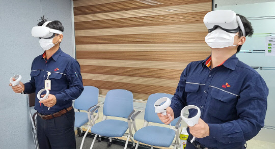 SK에너지 기계·장치·검사실 구성원들이 가상현실(VR)을 활용한 검사 교육을 받고 있다. <SK이노베이션 제공>